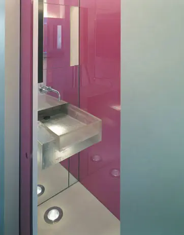 הכיור בחדר האמבטיה עשוי מחומר אפוקסי שנוצק במיוחד עבור הפרויקט