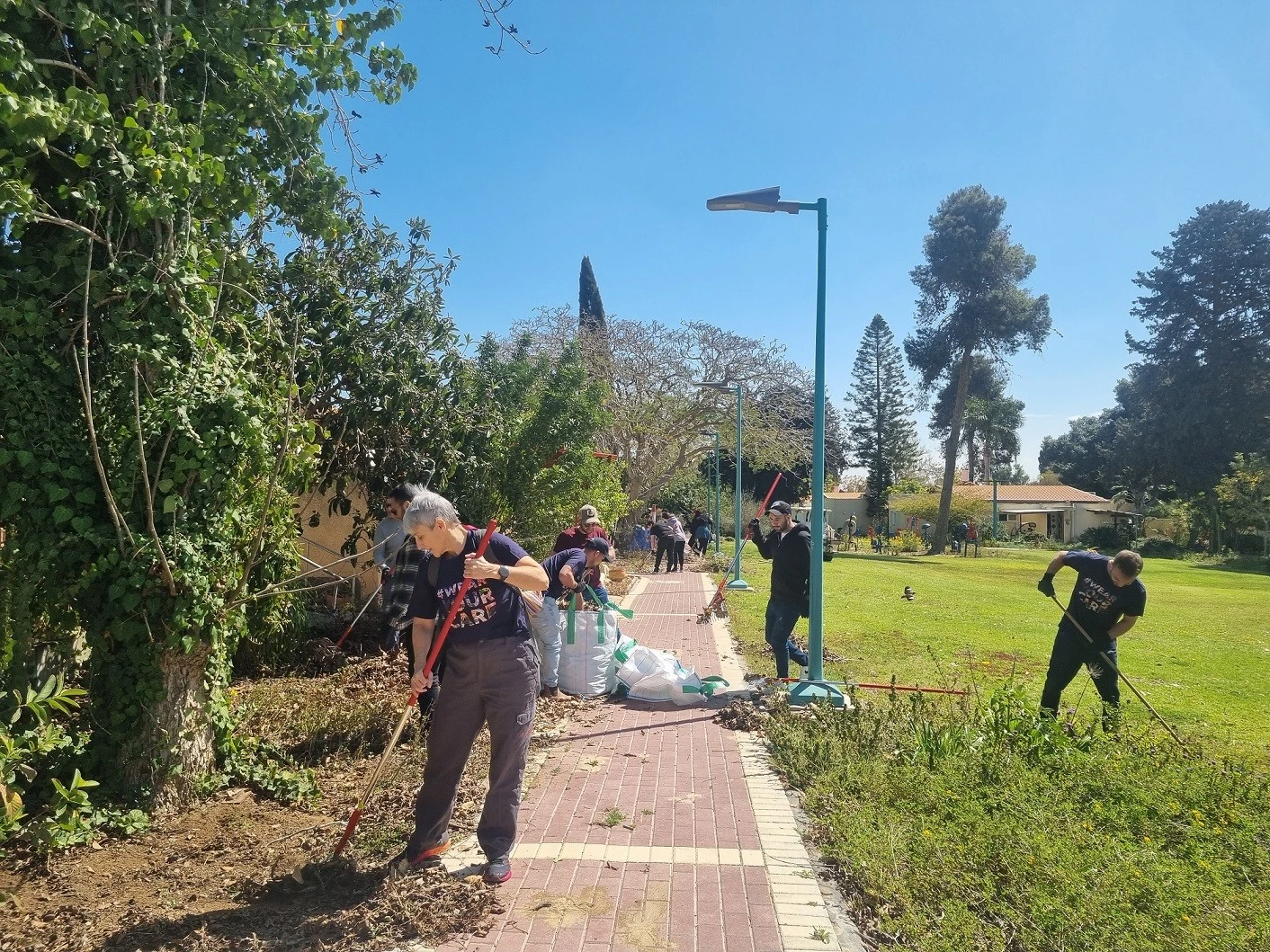 עובדי ועובדות קורנית יצאו לסייע לקיבוצי העוטף במלאכת הגינון.