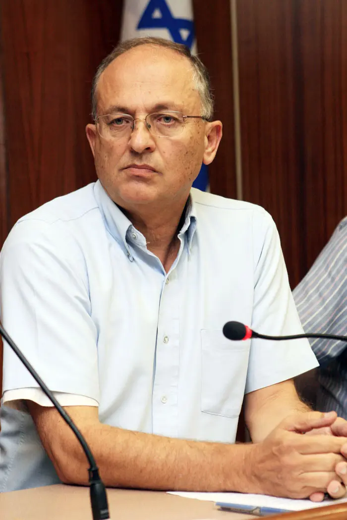 צבי הכהן, יו"ר הוועד המתאם של הסגל האקדמי הבכיר. בעבור תוספת של מאות שקלים למשכורת החודשית, נטשו המרצים את כל העקרונות עליהם נאבקו,  לכאורה, ב-3 החודשים האחרונים