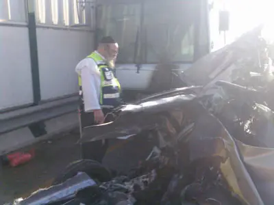 התאונה היום. המכונית הפרטית נמחצה מתחת לאוטובוס