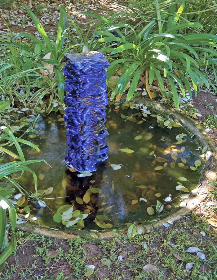 אחד מששת גופי המים בגינה - אלמנט פלסטיק הכולל נביעה ומעין בריכה קטנטנה סביבו