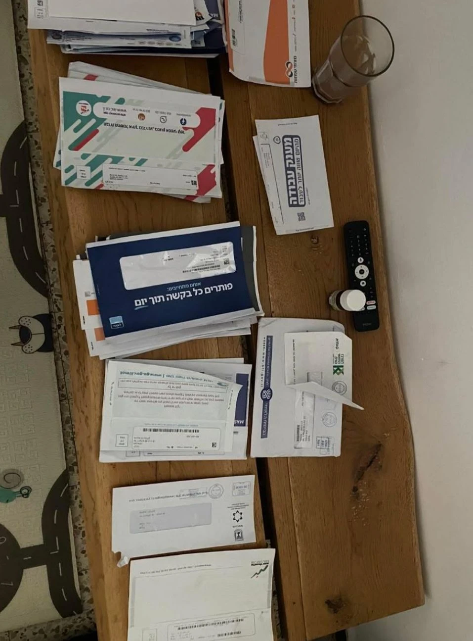 פריטי הדואר שהיו בתיבה הפרוצה