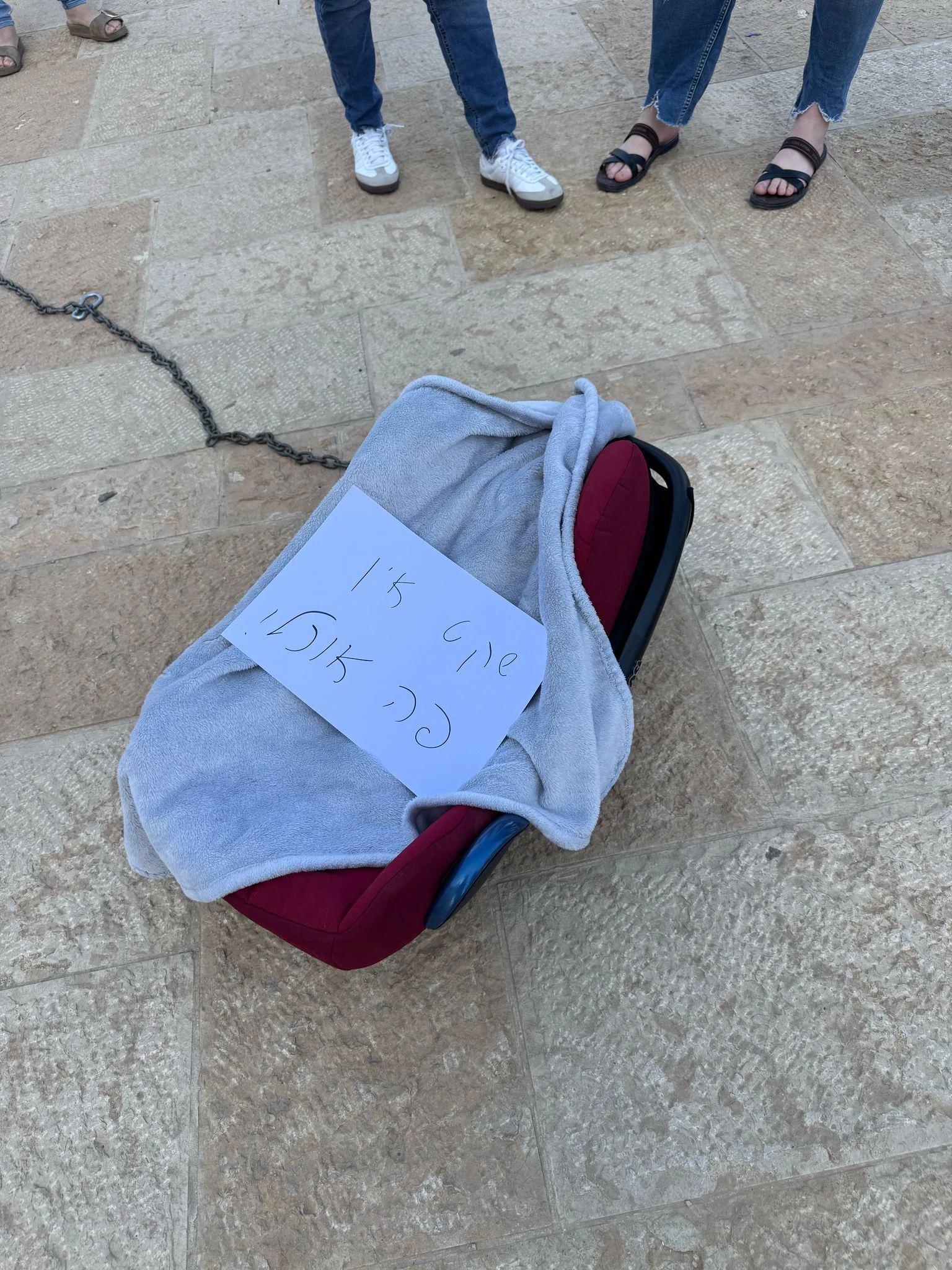 מיצג מהפגנת ההורים ממצפה רמון ביום שישי