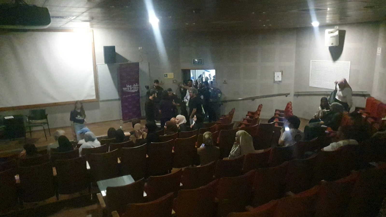מפגינים נכנסים לאולם במכללת ספיר
