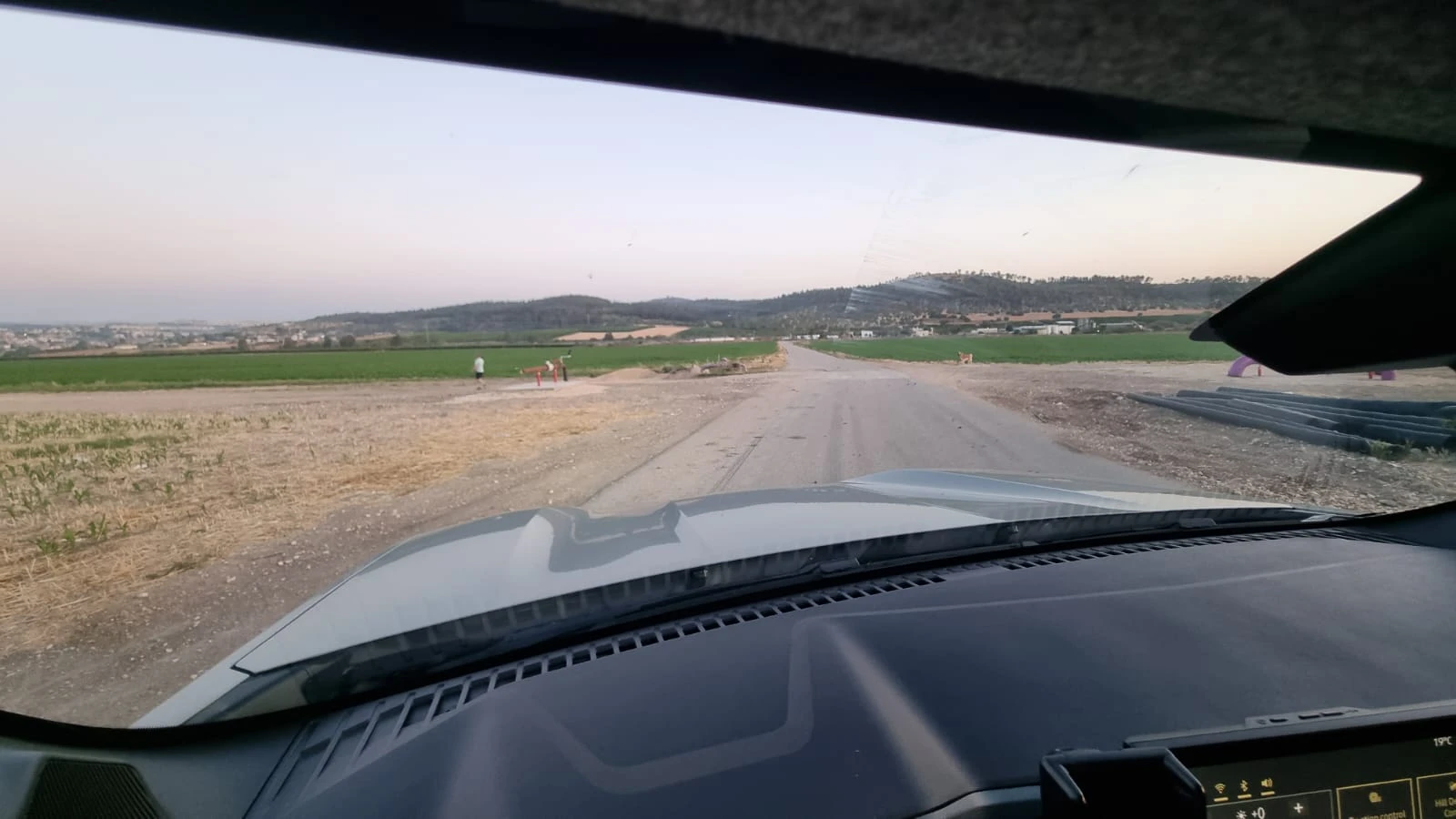 החלון הקדמי קצת קצר, בליטות על מכסה המנוע תורמות לתחושה קרבית ומסייעות להזדהות בחנייה