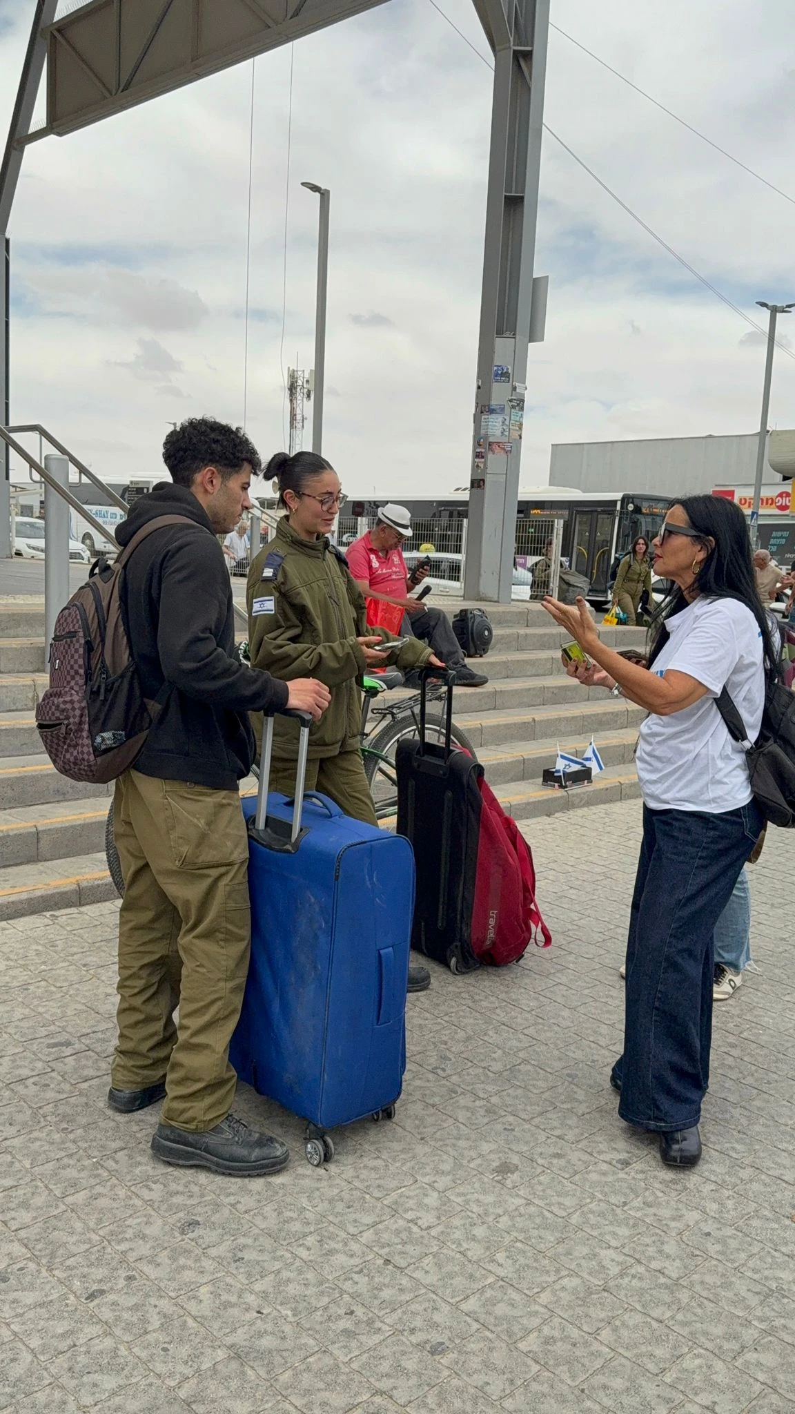 פעילה בכניסה לתחנת הרכבת באר שבע מרכז