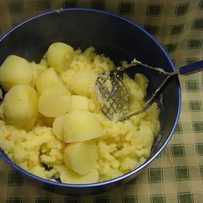 מעיכת תפוחי האדמה נעשית בשלבים, ועם הרבה חמאה