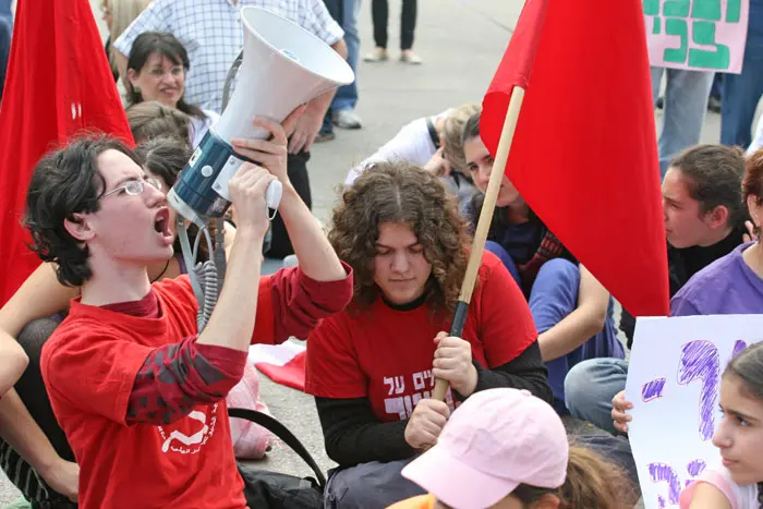 הפגנה מול ביתה של שרת החינוך יולי תמיר