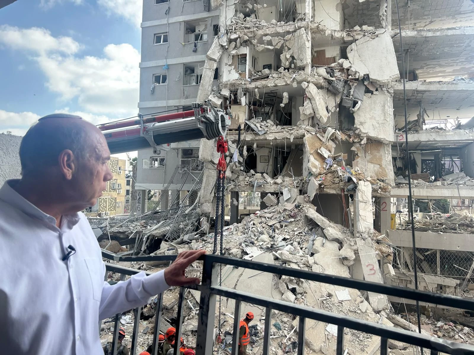 מבקר המדינה ונציב תלונות הציבור, מתניהו אנגלמן, ביקר בזירות שנפגעו מטילים בבת ים וברמת גן, 15 ביוני 2025
