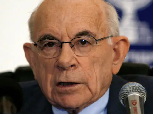 השופט אליהו וינוגרד בעת פרסום דוח הביניים של הוועדה