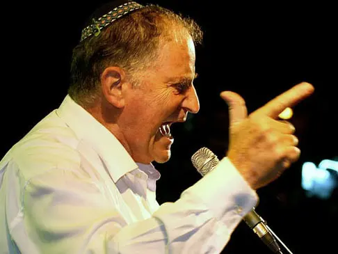 יו"ר ארגון המורים העל יסודיים רן ארז נואם בעצרת התמיכה במורים