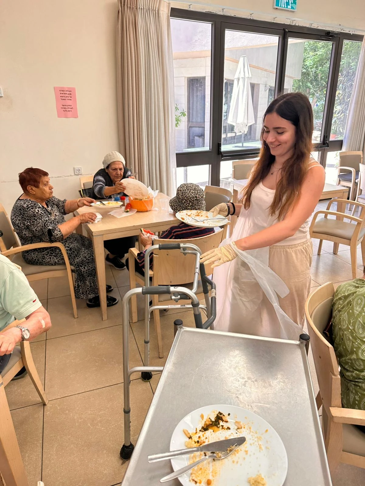 אלה, בת של עובדי בזק, מתנדבת במרכז יום לקשיש במסגרת המיזם של בזק.
