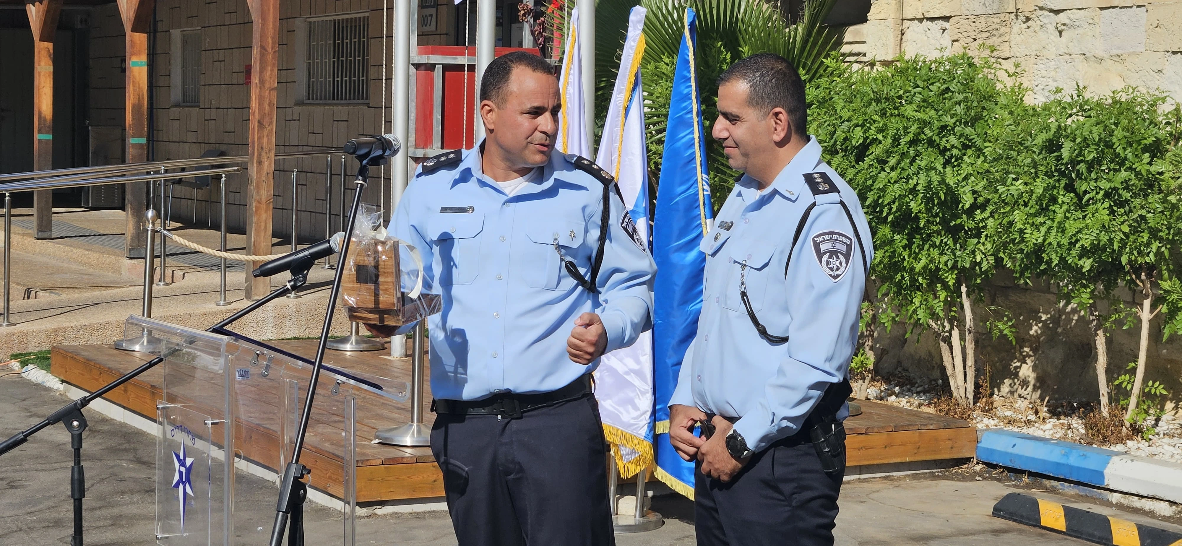 מפקד התחנה הנכנס סלומון (מימין) והמפקד היוצא דראי
