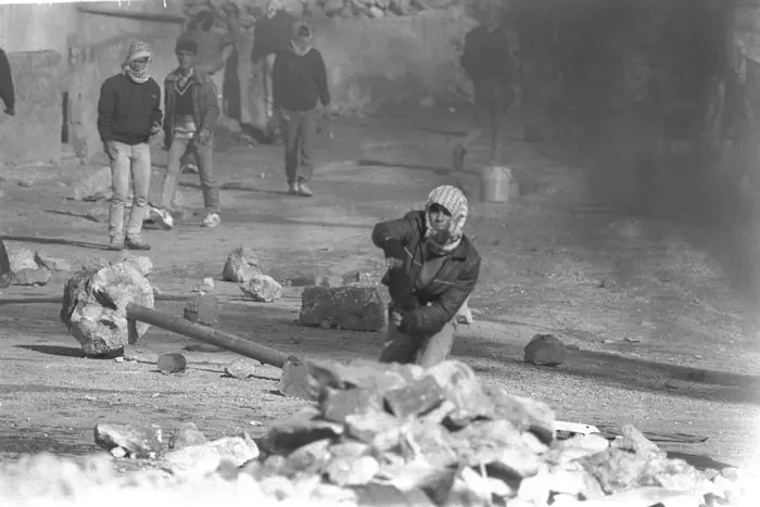 "האווירה בגדה דומה עכשיו לזו של 1987". פלסטינים מתפרעים בחיזמה מהלך האינתיפאדה הראשונה