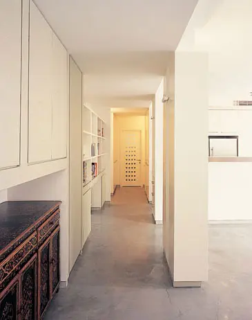 מבט אל מסדרון שיוצר הפרדה מוחלטת בין השטח הפרטי לציבורי בדירה