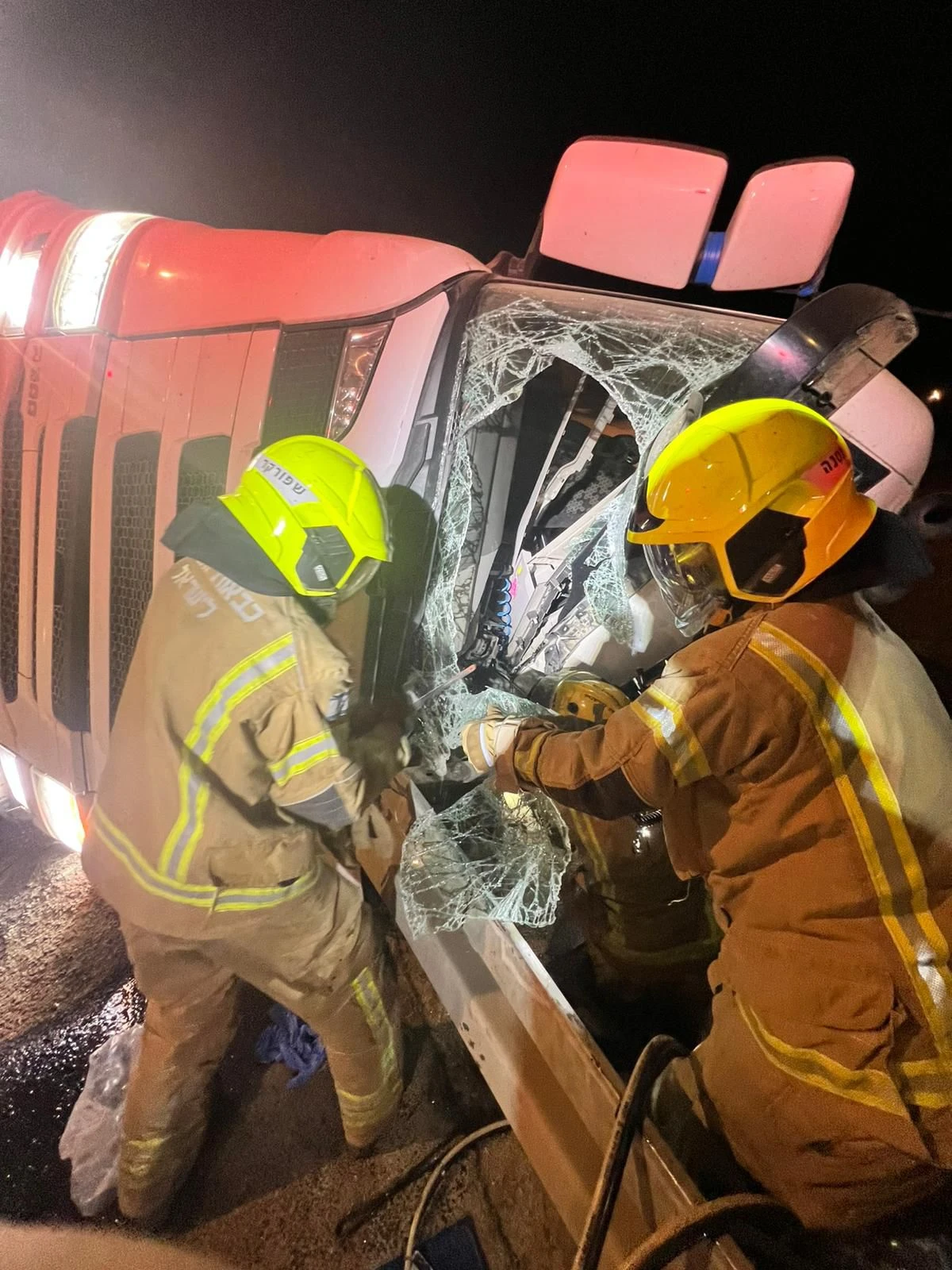 הפעולות לחילוץ הנהג שהתהפך עם משאיתו בכביש 6