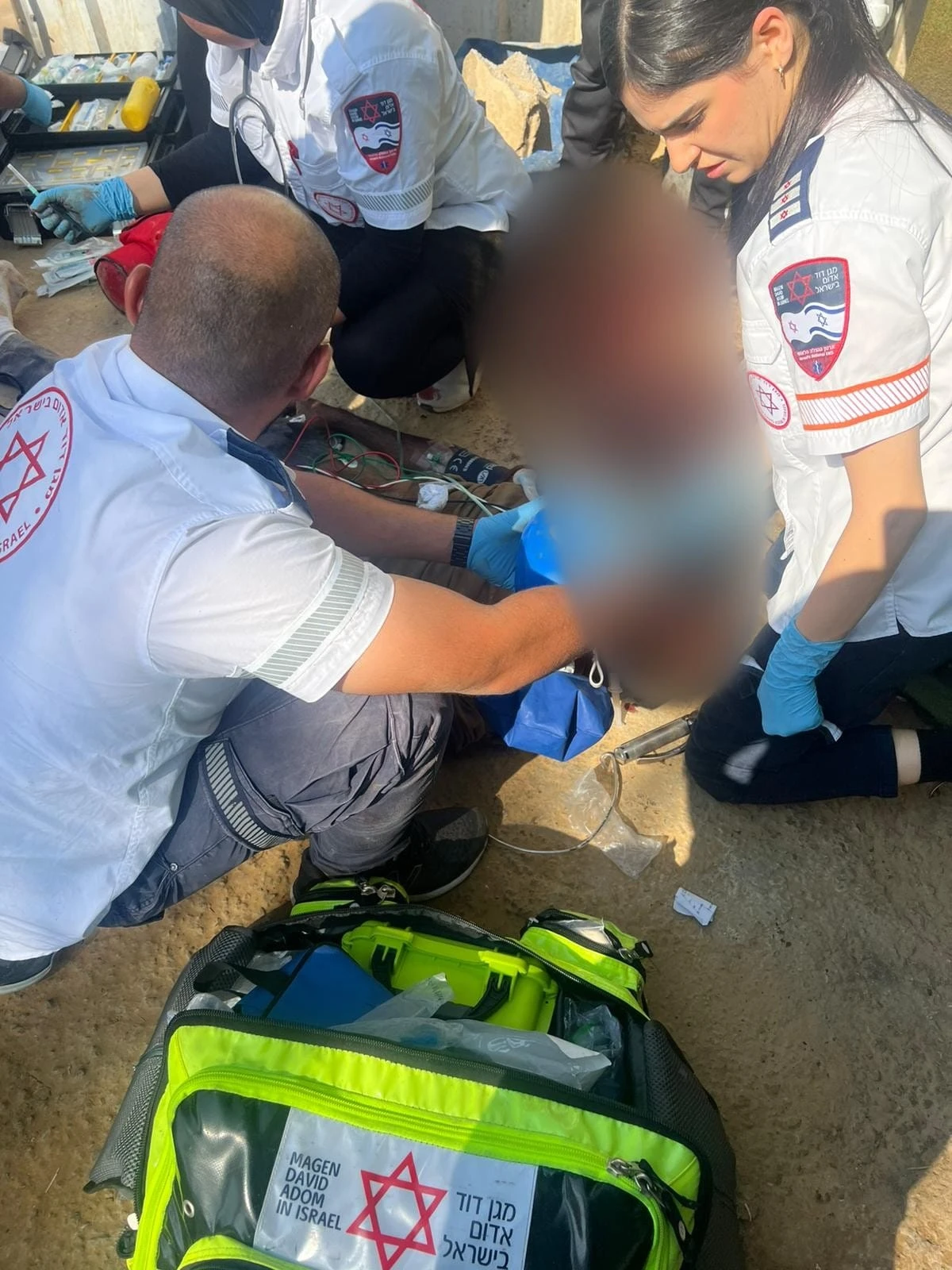 אנשי מד"א מטפלים בפצוע הירי בערערה בנגב
