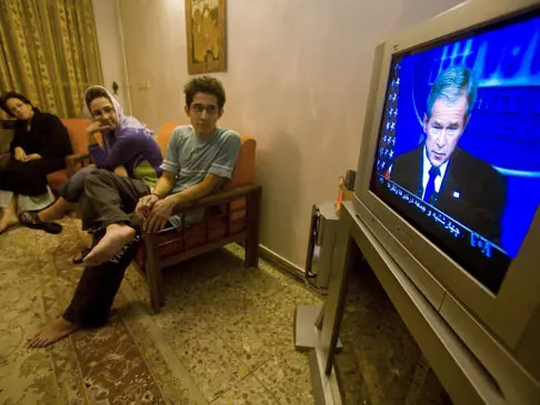 משפחה בטהרן צופה במסיבת עיתונאים שכינס נשיא ארה"ב ג'ורג בוש בעקבות דו"ח שהוצג לציבור על נטישת התוכנית הגרעינית בידי אירן