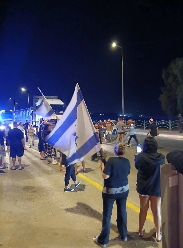 חסימת משאיות הסיוע ליד ערד