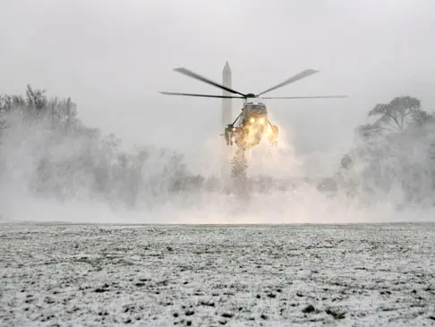 מסוק ממריא עם נשיא ארה"ב ג'ורג בוש מהבית הלבן