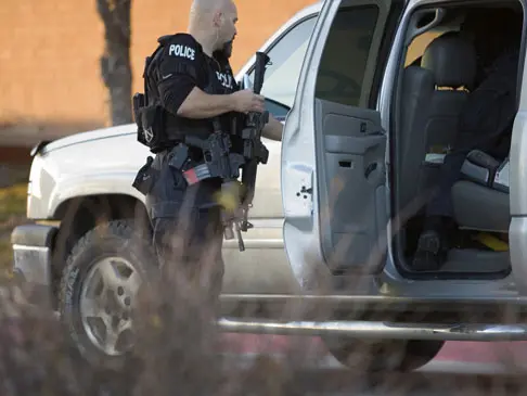 שוטרים מחוץ לקניון באומהה שבנברסקה לאחר שבן 19 ירה לעבר המבקרים והתאבד