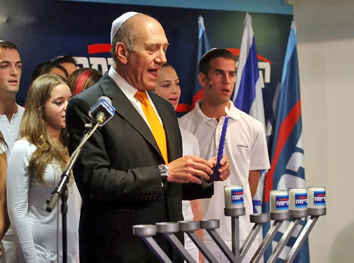 אולמרט מדליק נר, היום בכינוס. "אנחנו נותנים חשיבות עצומה לנושא החינוך בסדרי העדיפויות של הממשלה"