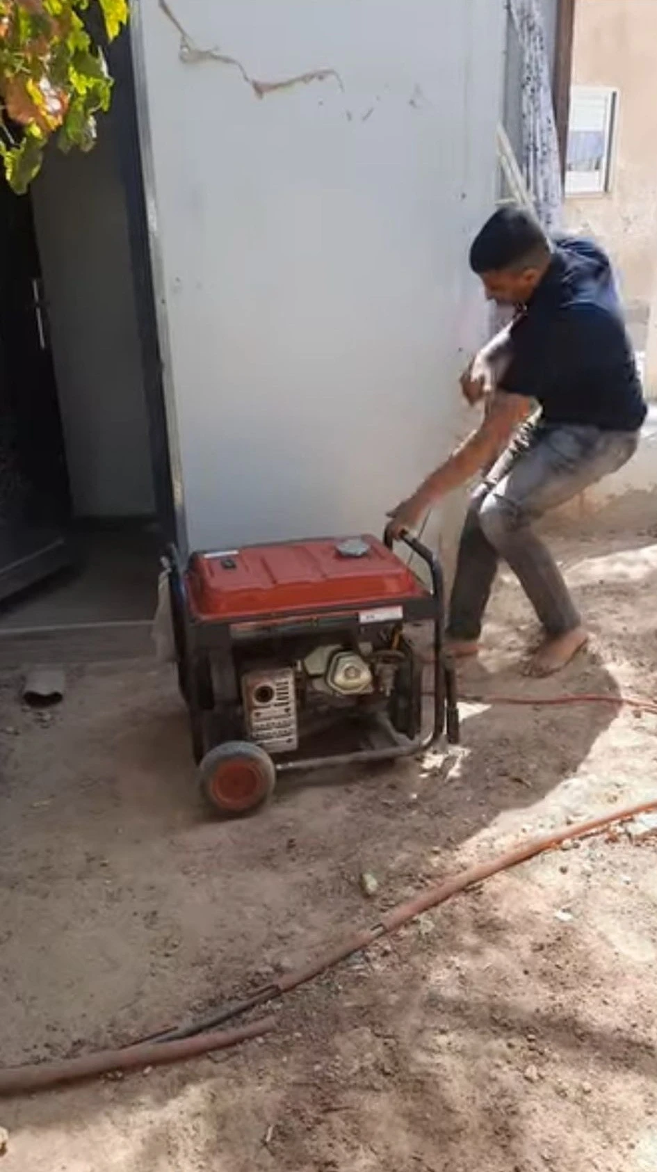 צעיר מפעיל גנרטור בשכונת ירמוכ ברהט