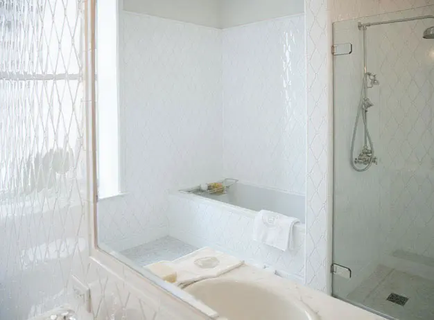 בחדרי האמבטיה והשירותים תשומת לב יתרה לפרטים קטנים, המחברים בין עיצוב פונקציונלי עכשווי לרומנטיקה של פעם
