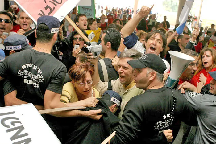 הפגנת המורים מחוץ לועידת ישראל לעסקים, היום