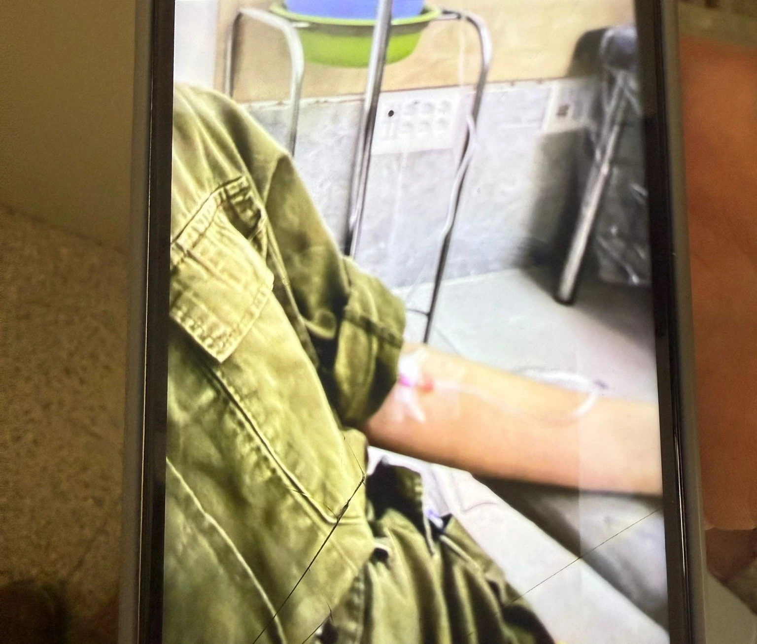 חיילת עם אינפוזיה לאחר שהתמוטטה בבסיס סיירים