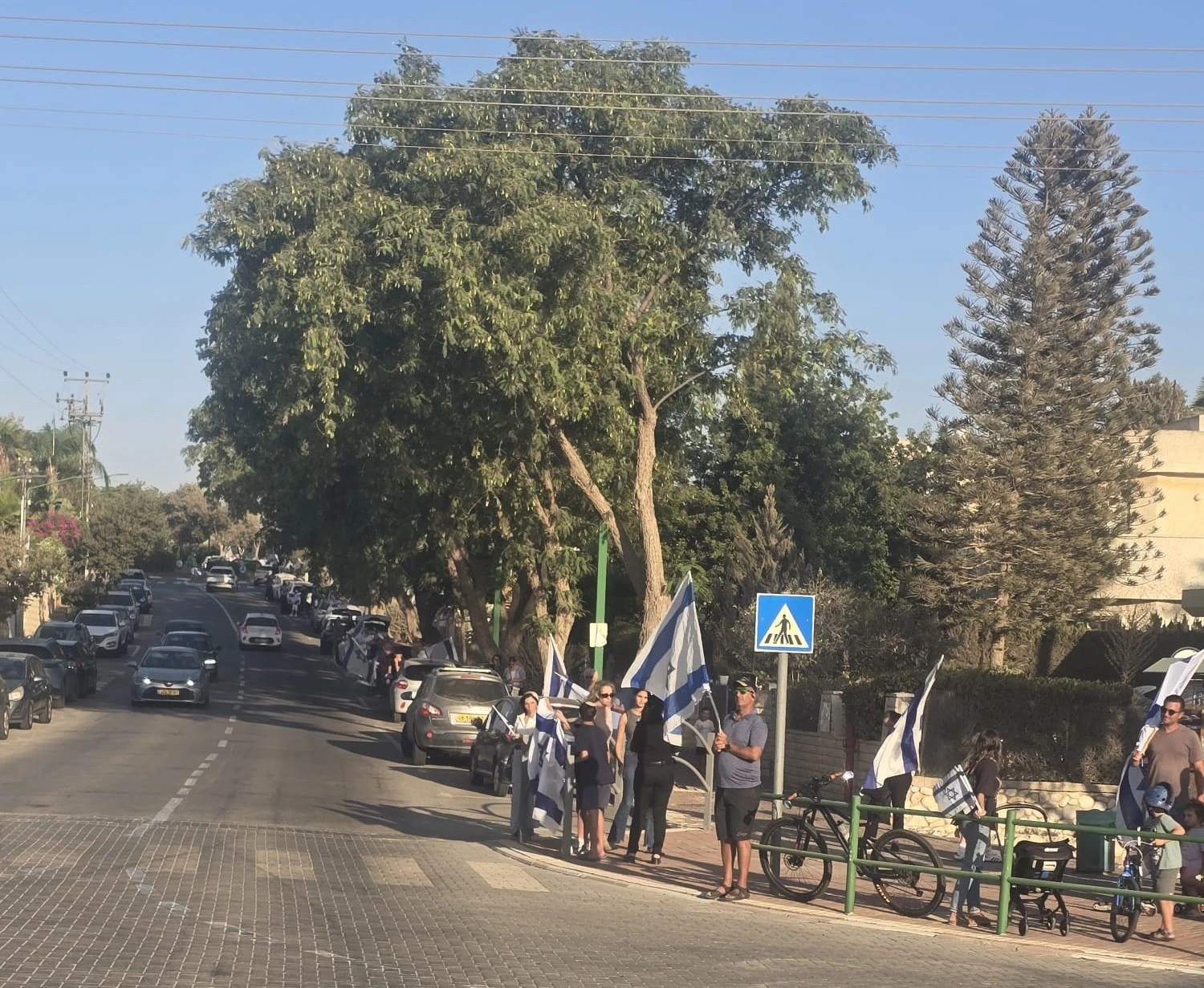 תושבי מיתר מלווים את סגן אורי גרליץ ז"ל בדרכו האחרונה
