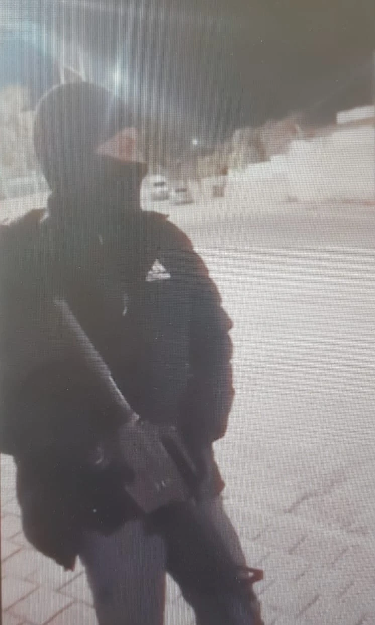 תושב לקייה עם הנשק שנתפס בחזקתו
