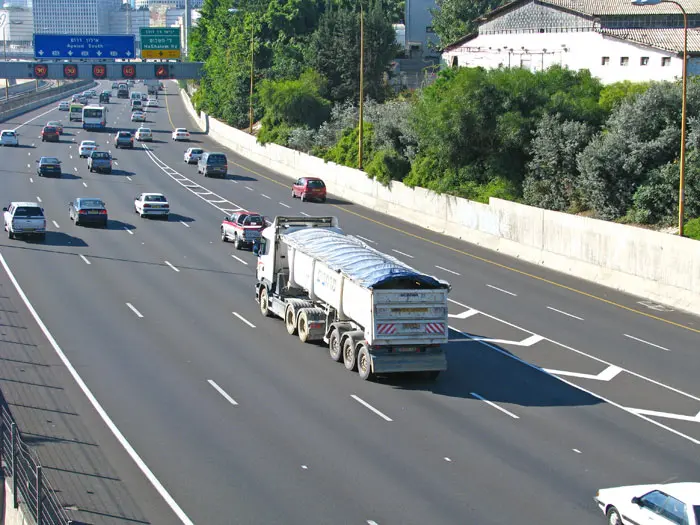 תנועת משאיות כבדות תיאסר בין 06:30 ל-09:30 בבוקר בין מחלף גלילות מזרח למחלף חולות בשני הכיוונים