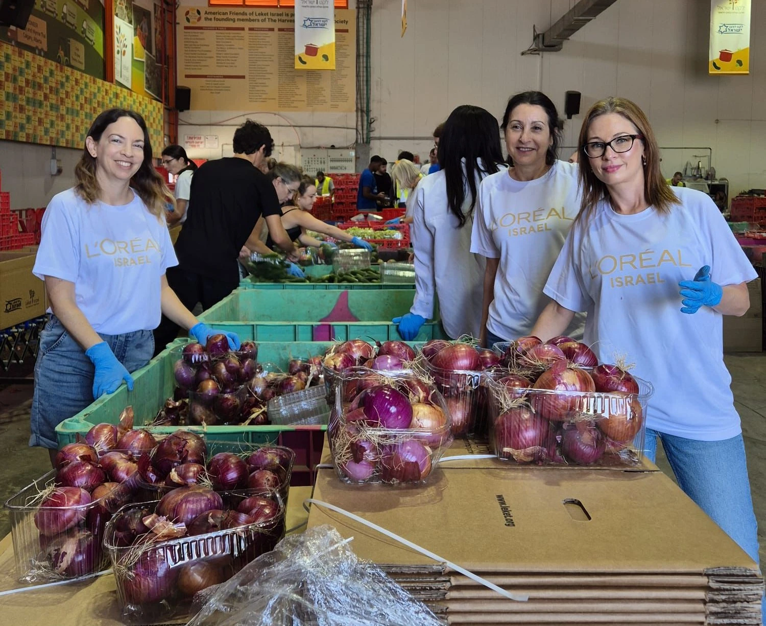 עובדי לוריאל מתנדבים בארגון 'לקט ישראל'.