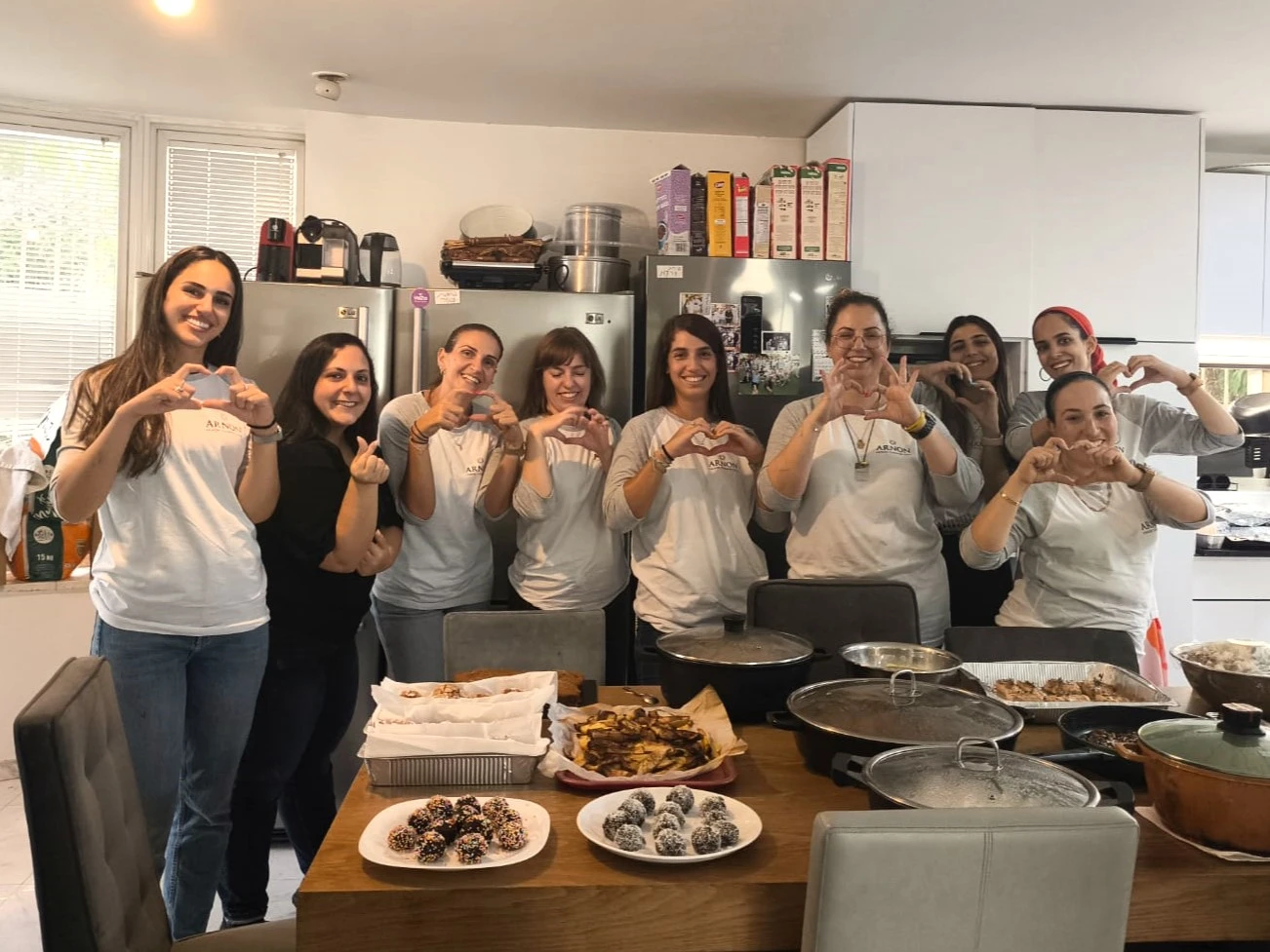 עובדות ארנון תדמור לוי מבשלות לחיילים בודדים.