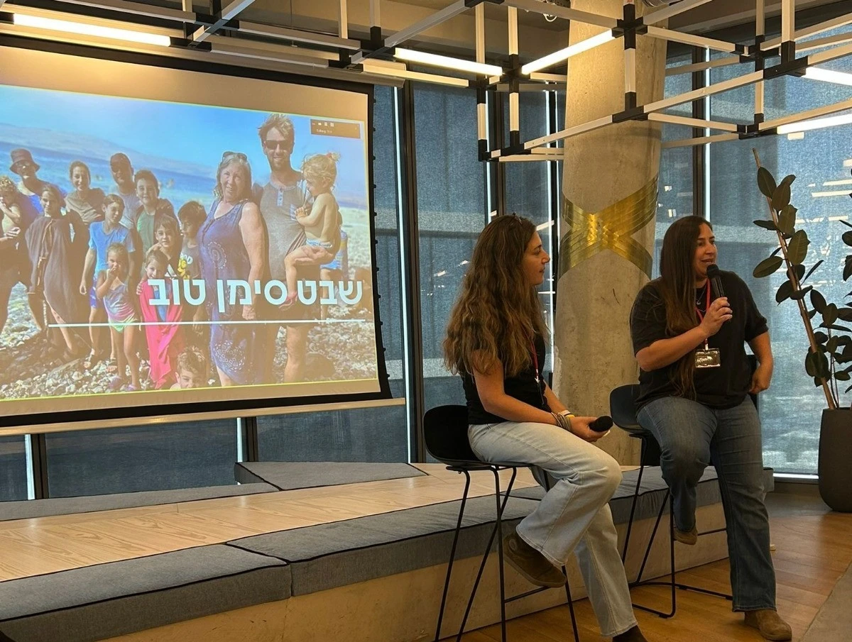 עמית וקורן סימן טוב באירוע במשרדי נטורל אינטליג'נס.