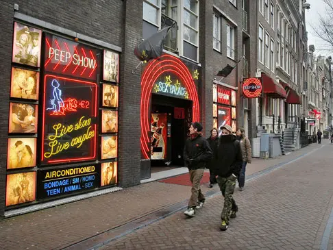 תיירים ליד החלונות האדומים באמסטרדם, לאחר שהעיריה החליטה על סגירת בתי הבושת וחנויות המין