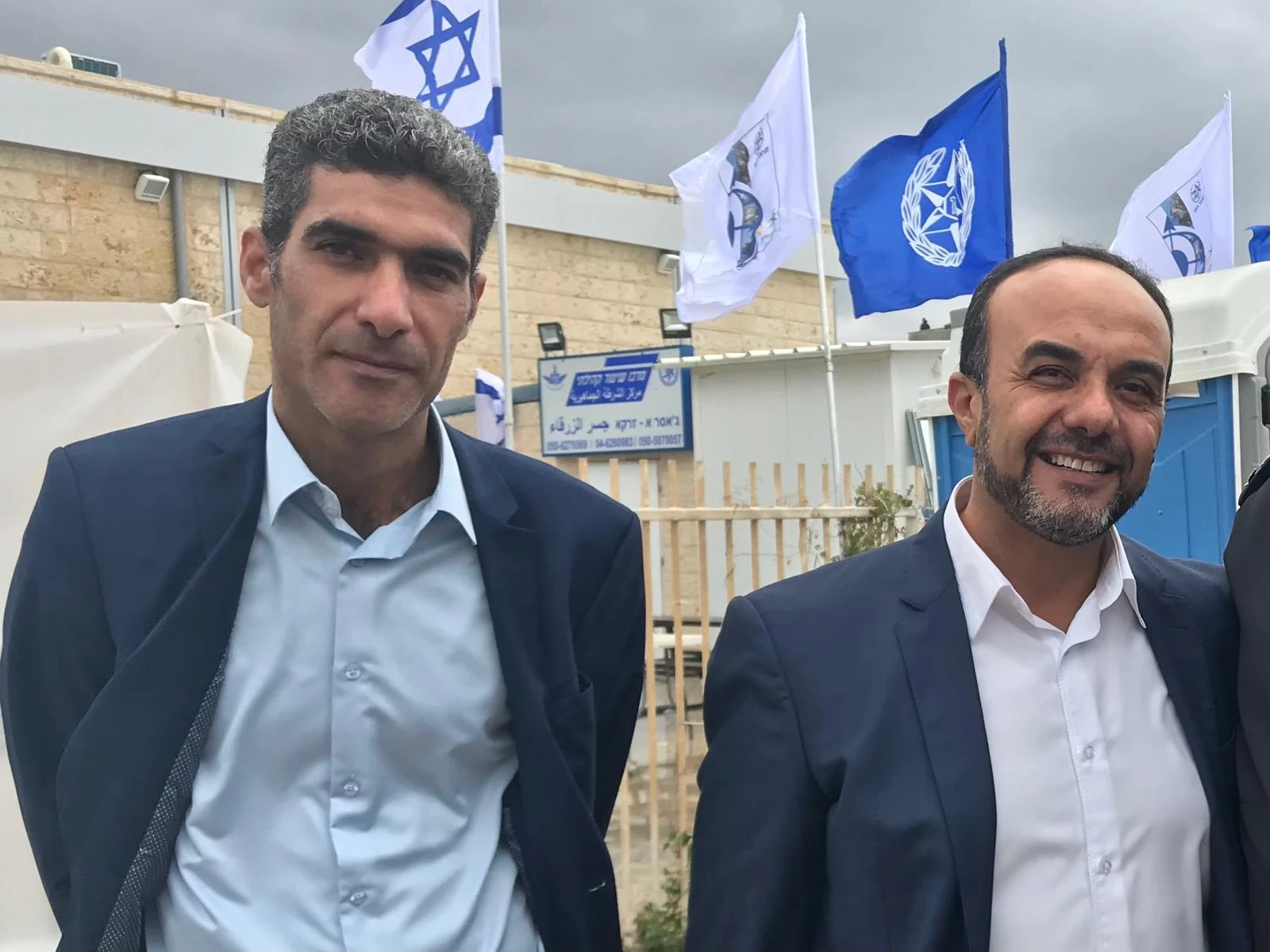עו״ד אחמד בריה (משמאל), ראש המועצה המקומית פוריידיס