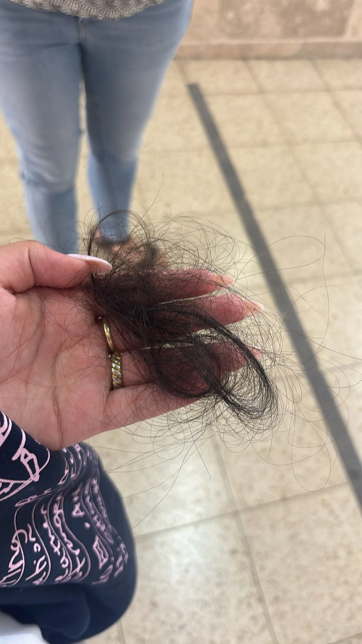 שיער שנתלש לכאורה מראשה של א' על ידי התלמידה השנייה