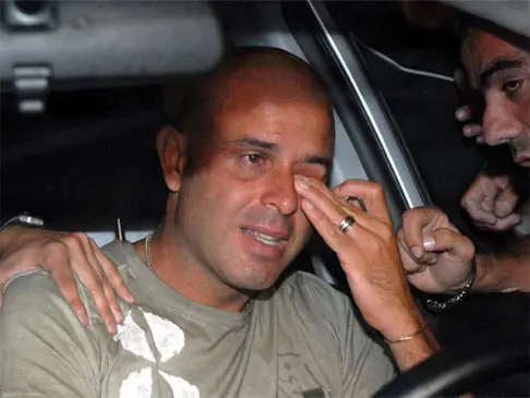 יוסי אבוקסיס שחקן הפועל תל אביב בוכה בדרך למסיבת עיתונאים