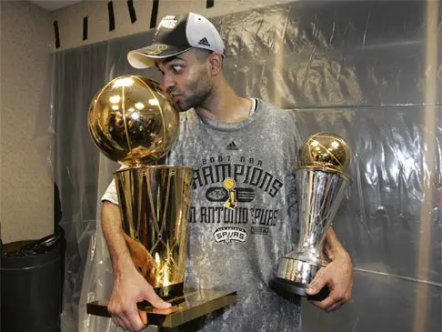 טוני פארקר סן אנטוניו ספרס עם גביע אליפות ה-NBA וגביע ה-MVP של סדרת הגמר