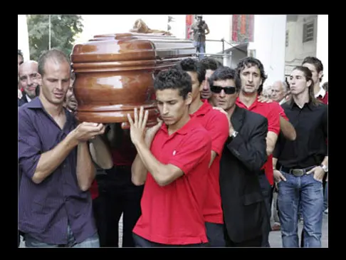 שחקני ואנשי סביליה נושאים את ארונו של אנטוניו פוארטה