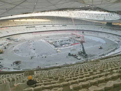 מבט כללי על עבודות הפיתוח בתוך האצטדיון האולימפי המכונה גם "קן הציפור", בייג'ינג - סין
