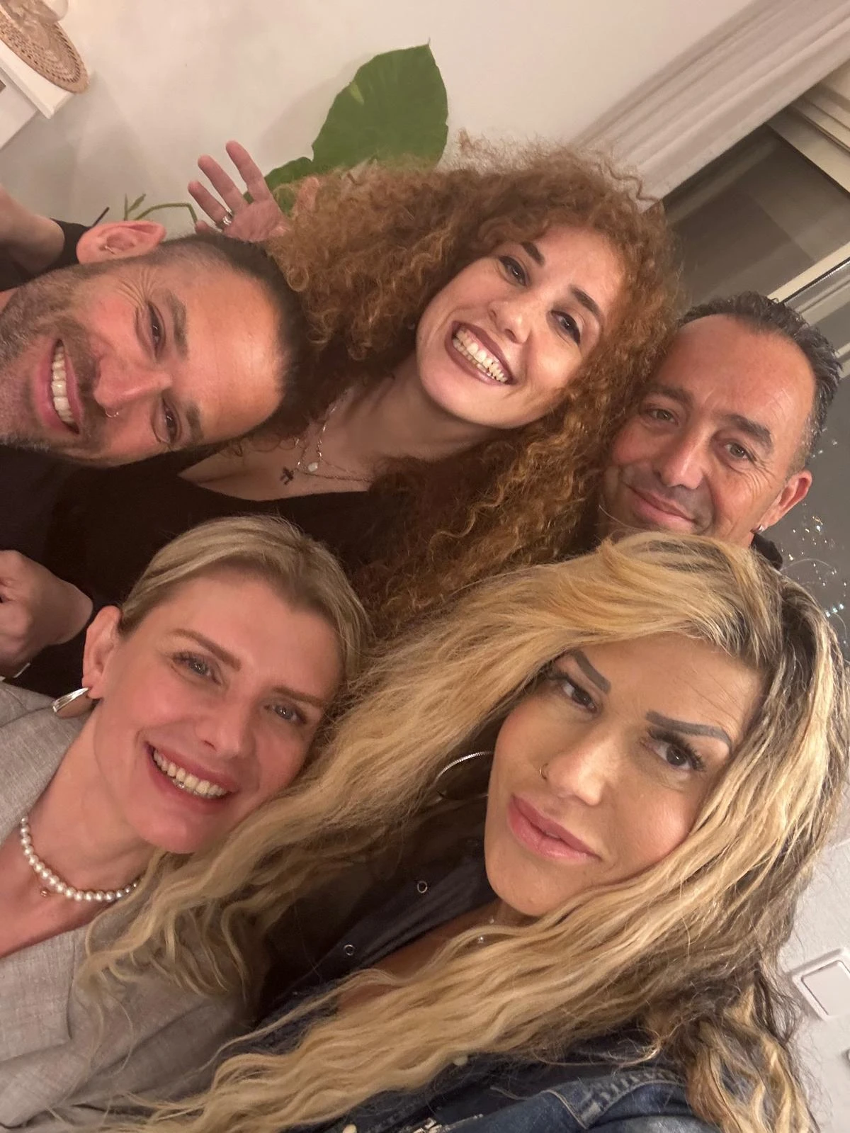 עודד עם חבריו לעונה של "בואו לאכול איתי"