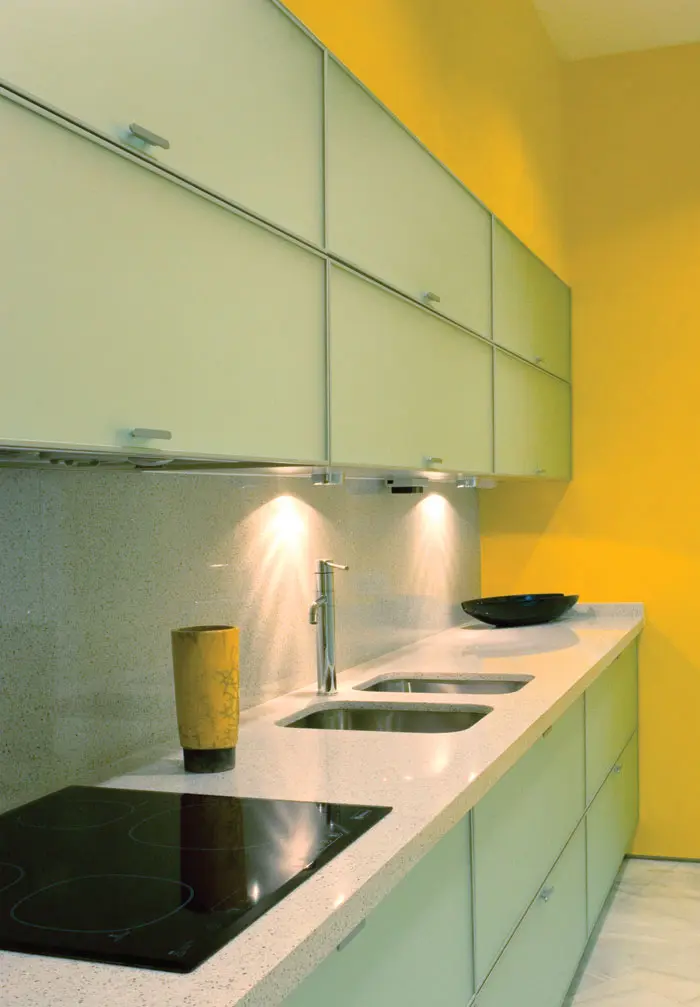 הצבע הצהוב שנבחר לעיצוב המטבח, חוזר באמבטיה בארונות הזכוכית