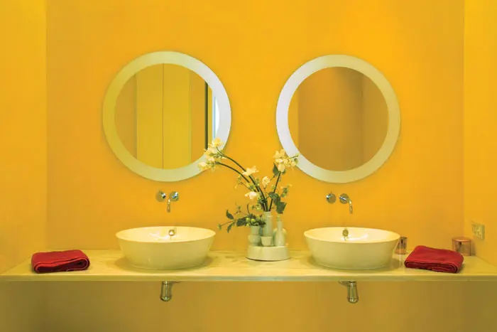 לאמבטיה נבחר צבע צהוב עז המהווה ניגוד לשקיפות המהולה באדום שממלאת את כל תכולת הבית