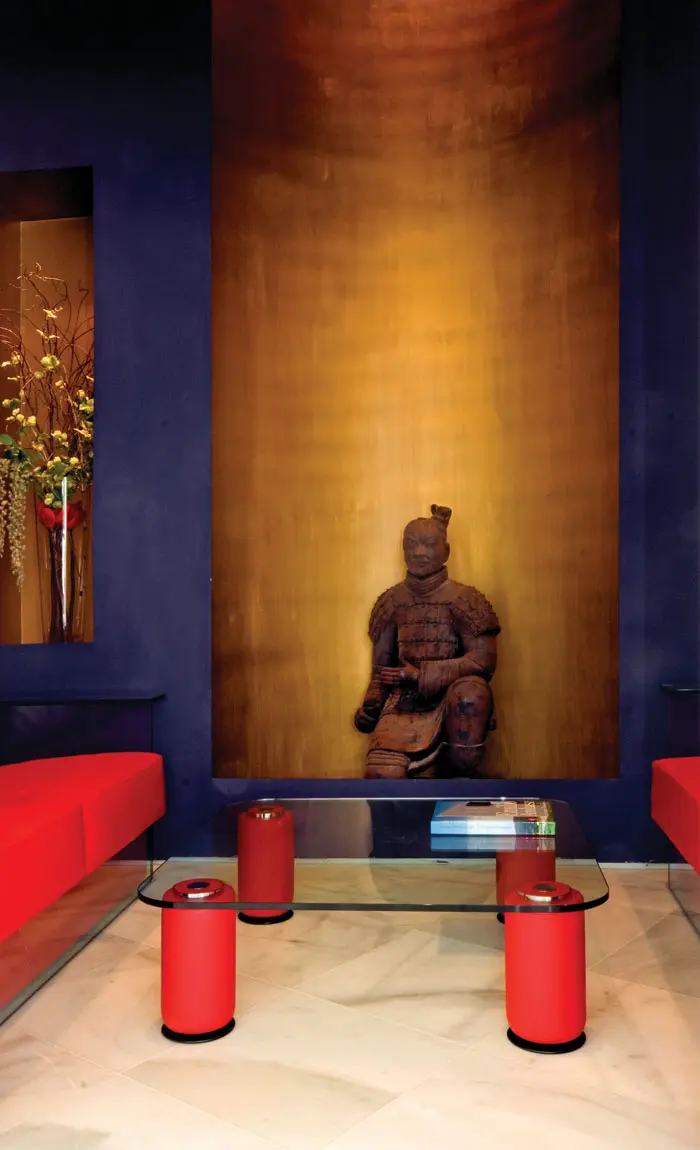 צבע כחול מרגיע חוזר כאלמנט עיצובי בחדר המדיטציה. בחדר גומחות מצופות עלי זהב ופסל עתיק של לוחם סיני כורע ברך. מקסיאן