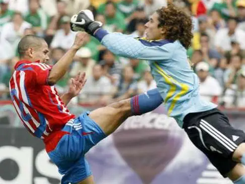 שוער נבחרת מכסיקו גיז'רמו אוצ'ואה מול שחקן נבחרת פרגוואי דריו ורון