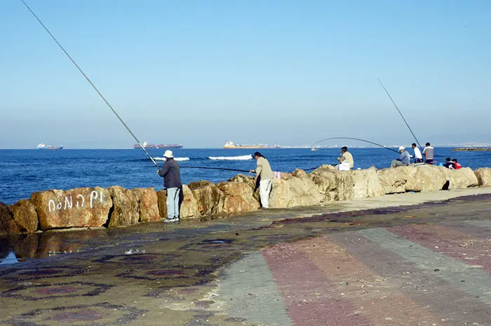 דייגים בטיילת בת גלים