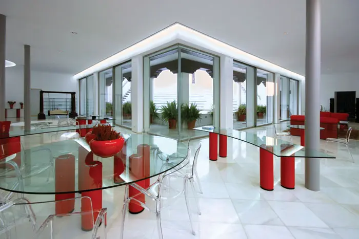 באיזור חדר האוכל, שולחנות האוכל וההגשה עשויים זכוכית. הריהוט העשוי זכוכית יוצר שקיפויות, והנוכחות נוצרת על-ידי הצבע האדום העז
